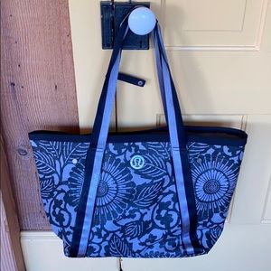 Lululemon tote with removable liner